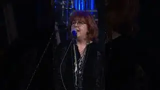 Maggie Reilly enchants with a thrilling version of Moonlight Shadow at Palau de la Música Catalana