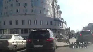 Infiniti паркуется на тротуаре
