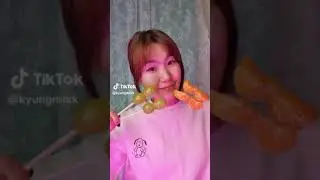 Кореянка готовит стеклянные фрукты под карамелью #shorts
