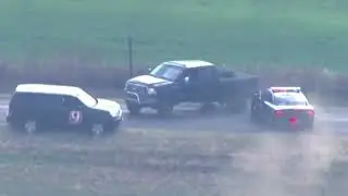 Погоня зя пикапом по полям и высокой траве