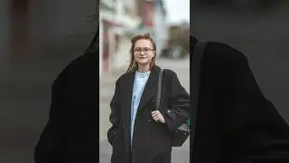 Hübsche Frau mit Mantel im Wind 📷  