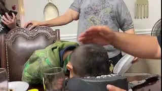 Pastaya kafa atan çocuk.