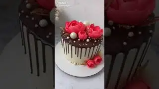 Красивый торт с пионами.