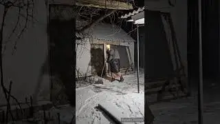 постирала в снегу ПУХОВЫЕ ПЛАТКИ и  ПРИМЁРЗЛИ К РАМЕ 89608709467 связала пуховую шаль