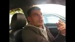 Накуренный чел читает реп в машине