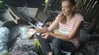 Чистимо червоні бурячки