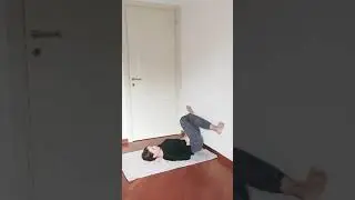 Расслабление и растяжка у стены. Ускоренное видео.
