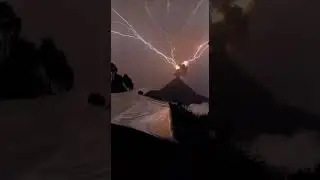 Извержение  вулкана с ударами молний