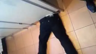 Парень застрял в туалете. Обычное явление для России
