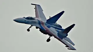 Su-35 No one has ever flown so low over my head. Landing formation with parachutes.