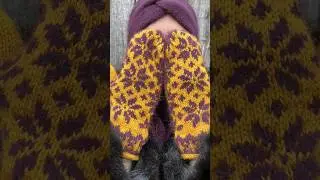 Рукавиці спицями.  Візерунок один, а пряжа різна.