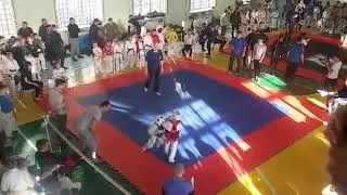 Карате. Соперник с техникой "прилипала"😒 . Я в красном жилете