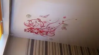Установка натяжных потолков с красным узором