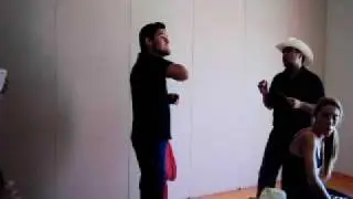 Abraham dando instrucciones en camerino xD