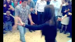 лезгинка- две девушки зажгли на свадьбе.flv