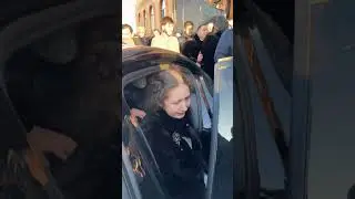 семья провожает невесту из дома. вся семья рыдает.  особенно братья и отец 😭