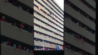 Возвращение кепки во время парада
