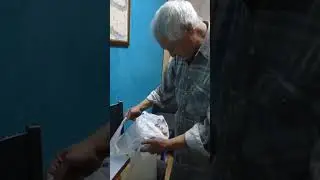 Олег жил 8 лет на улице. сняла ему хостел, а потом его к себе принял приют для бездомных людей❤