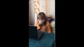 Ребенок смотрит мультик