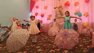 «Танец с зонтиками» в исполнении ребят подготовительной и старшей группы