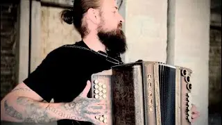 Šuhajko trávu seče