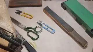 Tailor's scissors, the shape of the fabric is damaged.