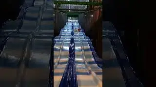 КАТАЕМСЯ С ГИГАНТСКОЙ ГОРКИ В РАЗВЛЕКАТЕЛЬНОМ ЦЕНТРЕ!!!🙈😀👍#shorts#рекомендации#рек#сестра#дети