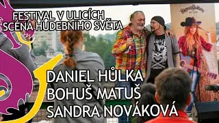 Daniel Hůlka, Bohuš Matuš a Sandra Nováková na střeše Hudebního Světa
