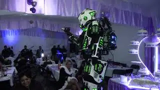 Diana Laura  Robot dando tragos