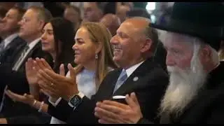 הילה בן דוד מופיעה בטקס חשיפת יצירת ה"מוראל" בנתב"ג