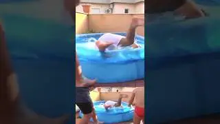 Quella volta che mi hanno buttato in piscina! 🥲 #vitobellavita #ricordi #piscina #scherzi