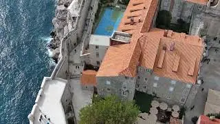 Дубровник. Пролет над стеной крепости со стороны моря и часть панорамы старого города.