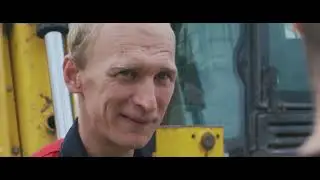 Роднее мотоцикла ему только экскаватор-погрузчик 😎 Крутой машинист рассказывает просто о сложном
