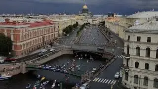 Ежегодный SUP-фестиваль прошел в Санкт-Петербурге. Его участники проходят 8-км маршрут на сапбордах