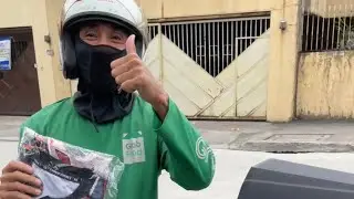 Surprising a Grab rider with Christmas gifts