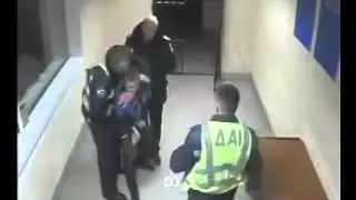 Винницкие полицейские избивают студента!!!