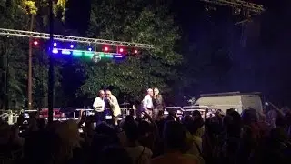 Righeira e La Bionda dal vivo cantano Vamos a la playa. Video introvabile.