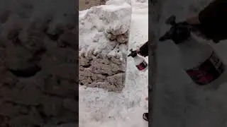 В микрорайоне "Весенний" сотрудники УК красят снег белой краской чтобы скрыть сажу