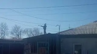 Мой напарник залез на крышу своего дома