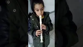 Sanki her tarafta var bir düğün 23 Nisan Şarkısı flutle Azra Altınsoy