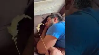 Как быстро разбудить человека 😂🤣 