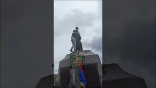 *SE LES QUITA LA BANDERA DE M-19 Y SE COLOCA LA DE COLOMBIA VIVA NUESTRAS FFMM🫡🇨🇴*