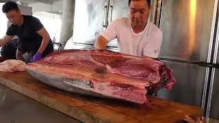 $10,000 Luxurious Otoro & Akami Cutting from Giant Bluefin Tuna – Master Sushi Skill!