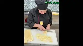 Габдулла Тукай исемендәге авыл хуҗалыгы техникумы студентлары СВОдагы егетләргә токмач кистеләр.