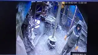 Бурение скважин. Аварии на буровой. Падение блока на буровой