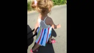Маленькая Настя и большой чемодан! Смешно)