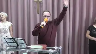 Vladimir Khoroshev ведет молитву в Церкви Свет миру