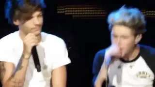 Louis desafina y deja de cantar en over again
