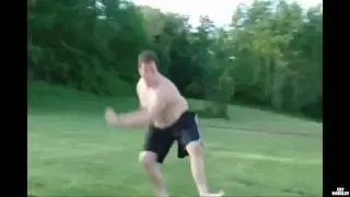 Un gros qui fait des backflips