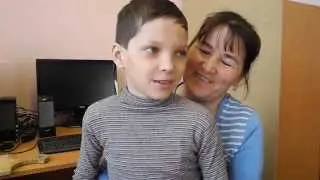 Приемный сынишка из Марий Эл молится и ставит свечки за свою новую маму